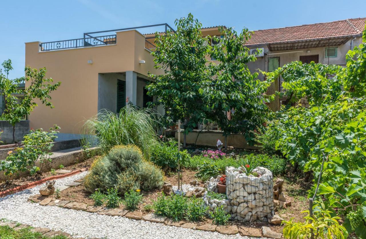 Apartment Leut With Spacious Terrace And Sea View Slatine Luaran gambar