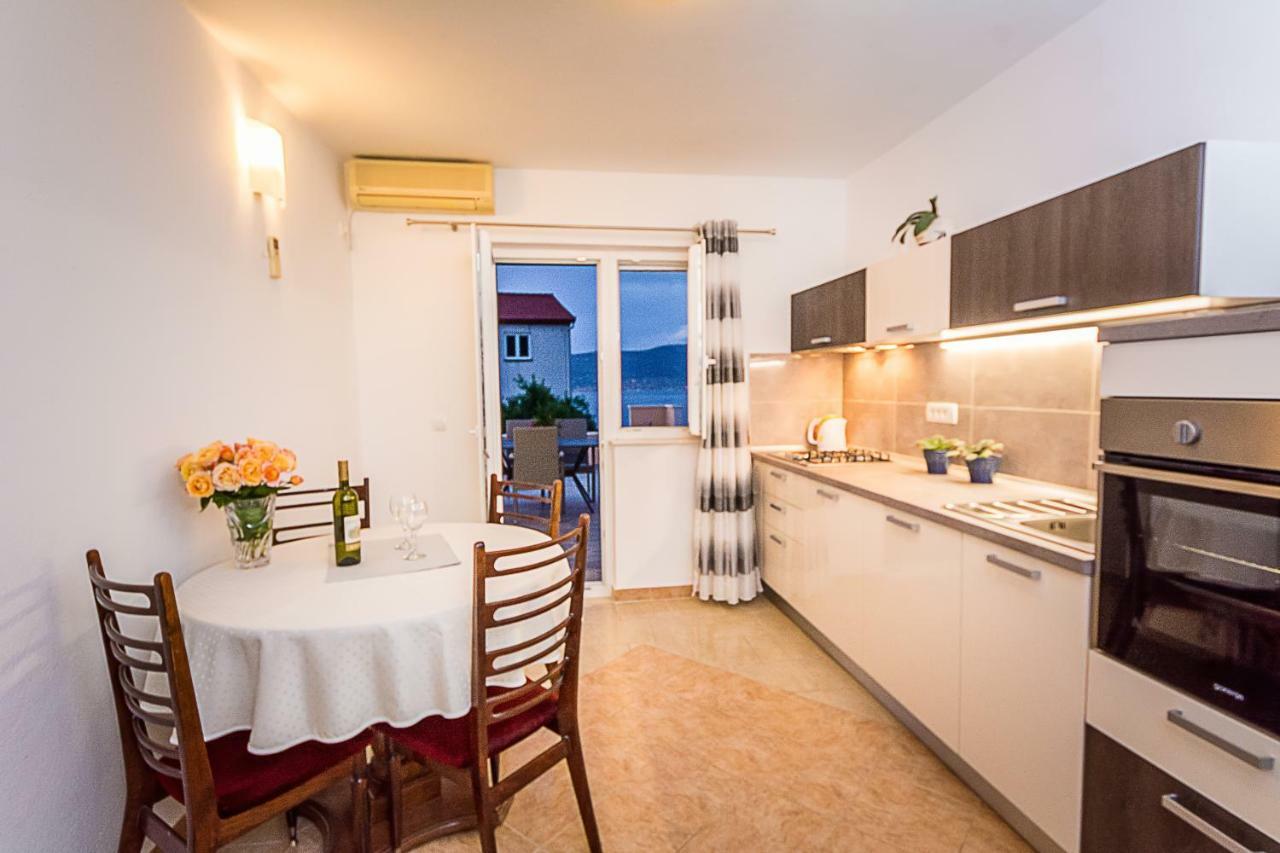 Apartment Leut With Spacious Terrace And Sea View Slatine Luaran gambar