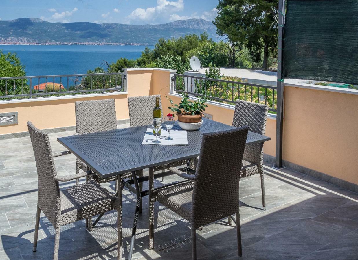 Apartment Leut With Spacious Terrace And Sea View Slatine Luaran gambar