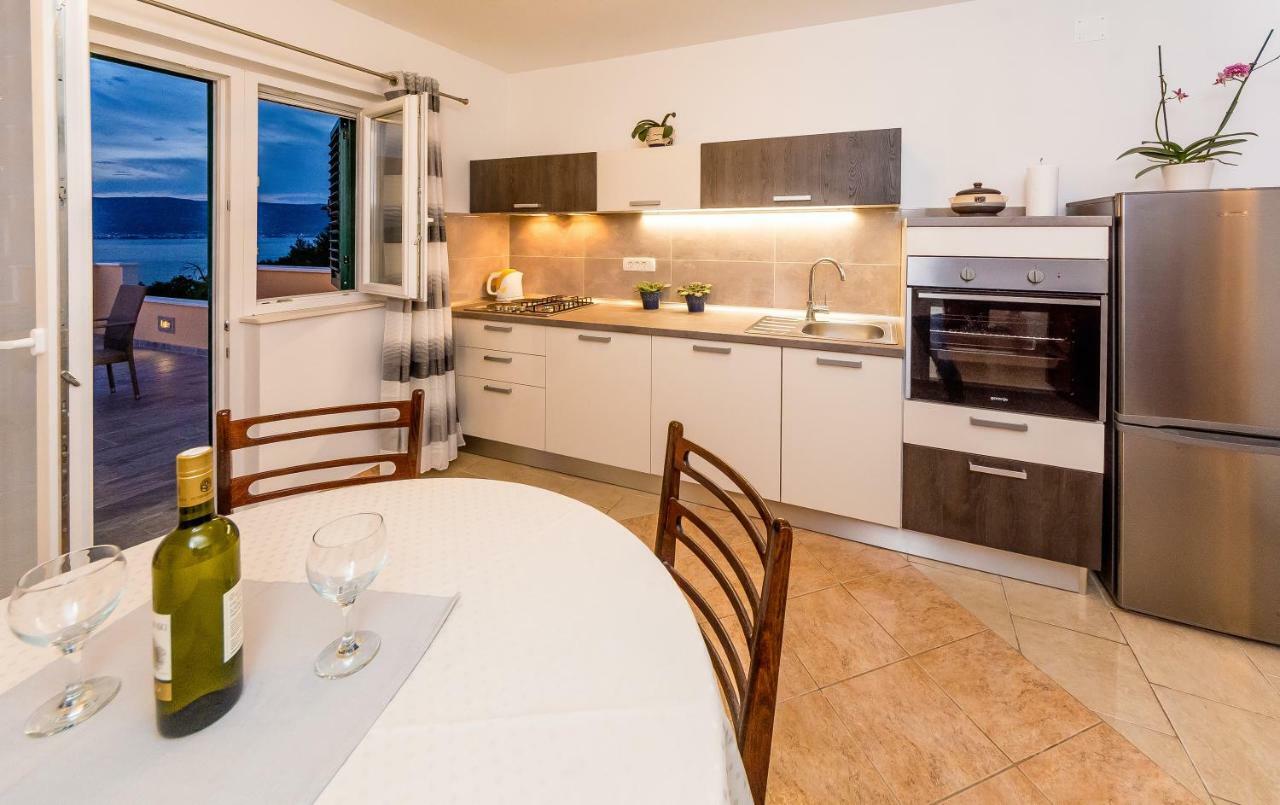 Apartment Leut With Spacious Terrace And Sea View Slatine Luaran gambar