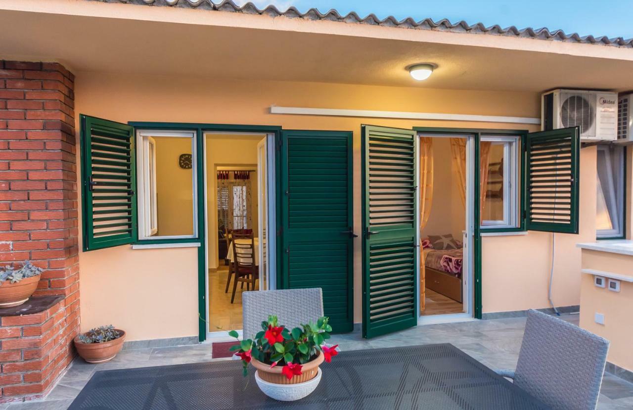 Apartment Leut With Spacious Terrace And Sea View Slatine Luaran gambar
