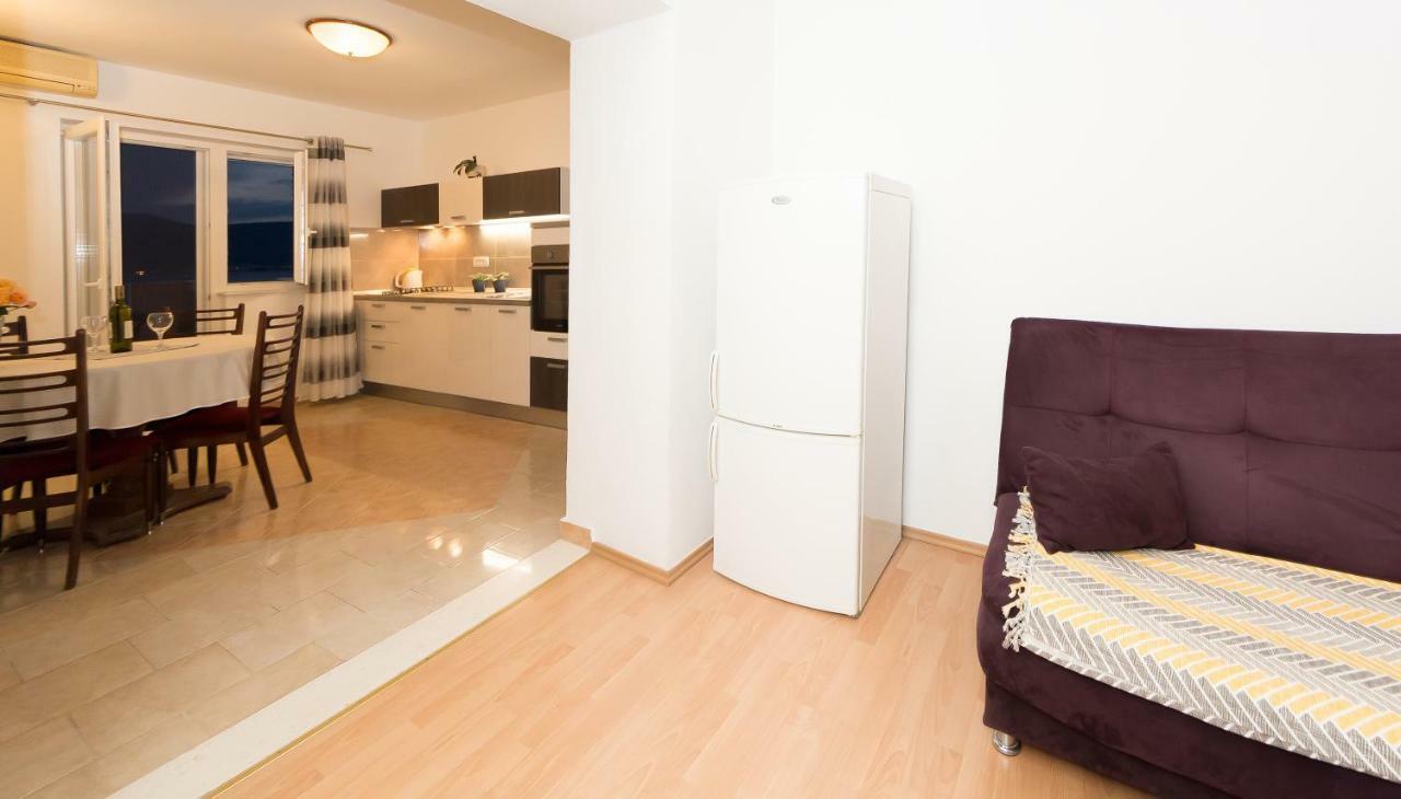 Apartment Leut With Spacious Terrace And Sea View Slatine Luaran gambar