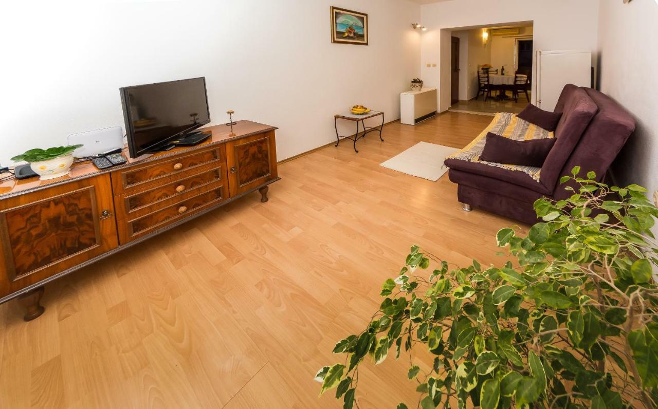 Apartment Leut With Spacious Terrace And Sea View Slatine Luaran gambar