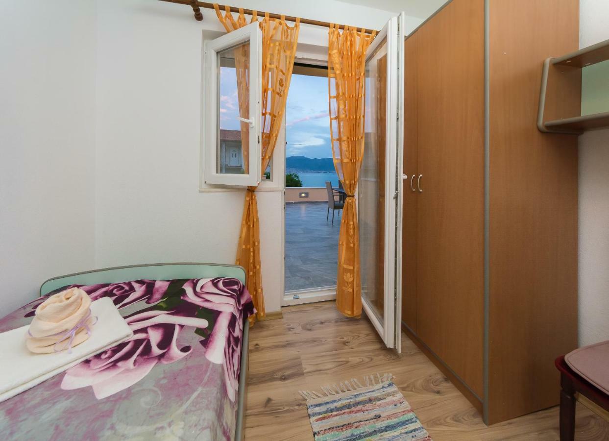 Apartment Leut With Spacious Terrace And Sea View Slatine Luaran gambar