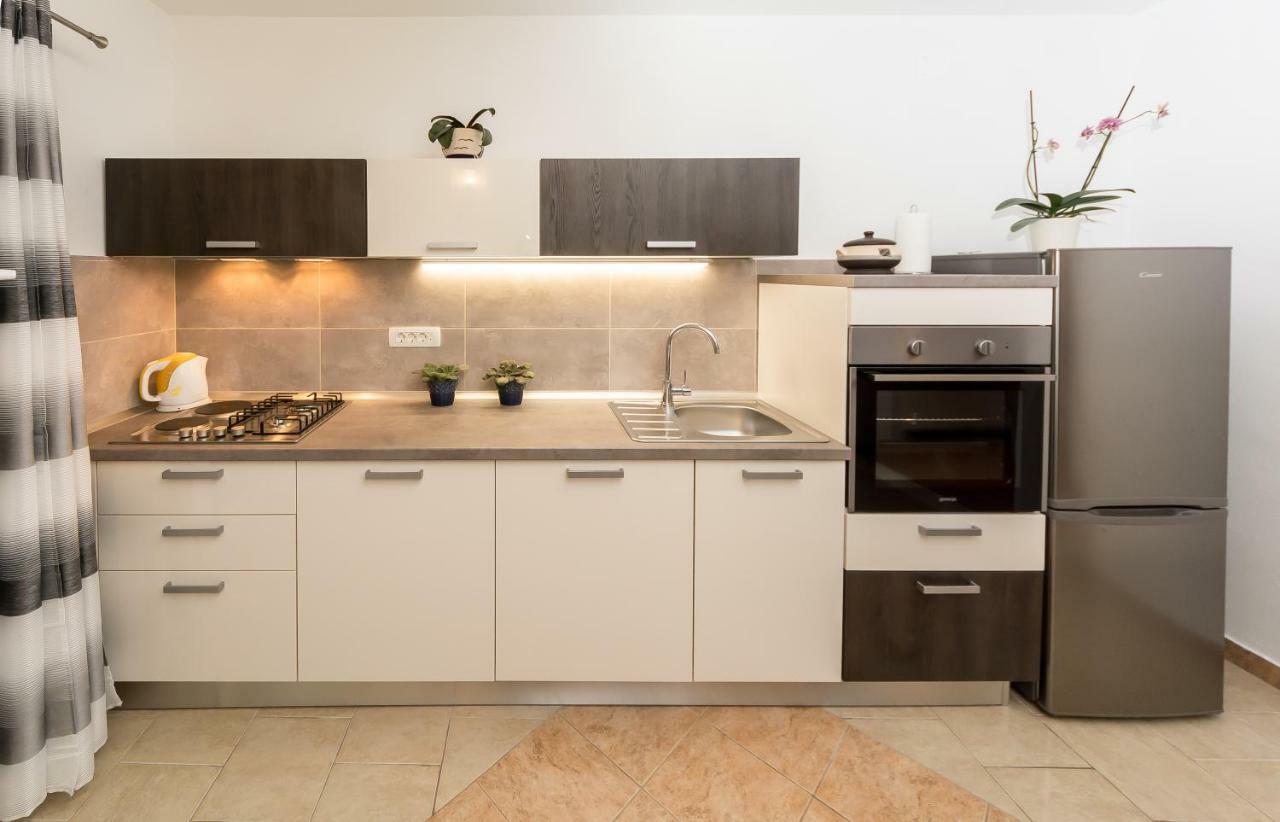 Apartment Leut With Spacious Terrace And Sea View Slatine Luaran gambar