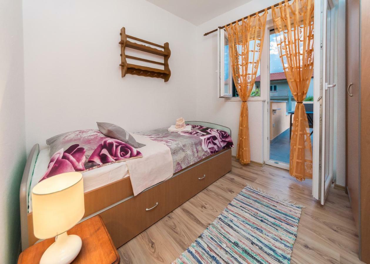 Apartment Leut With Spacious Terrace And Sea View Slatine Luaran gambar