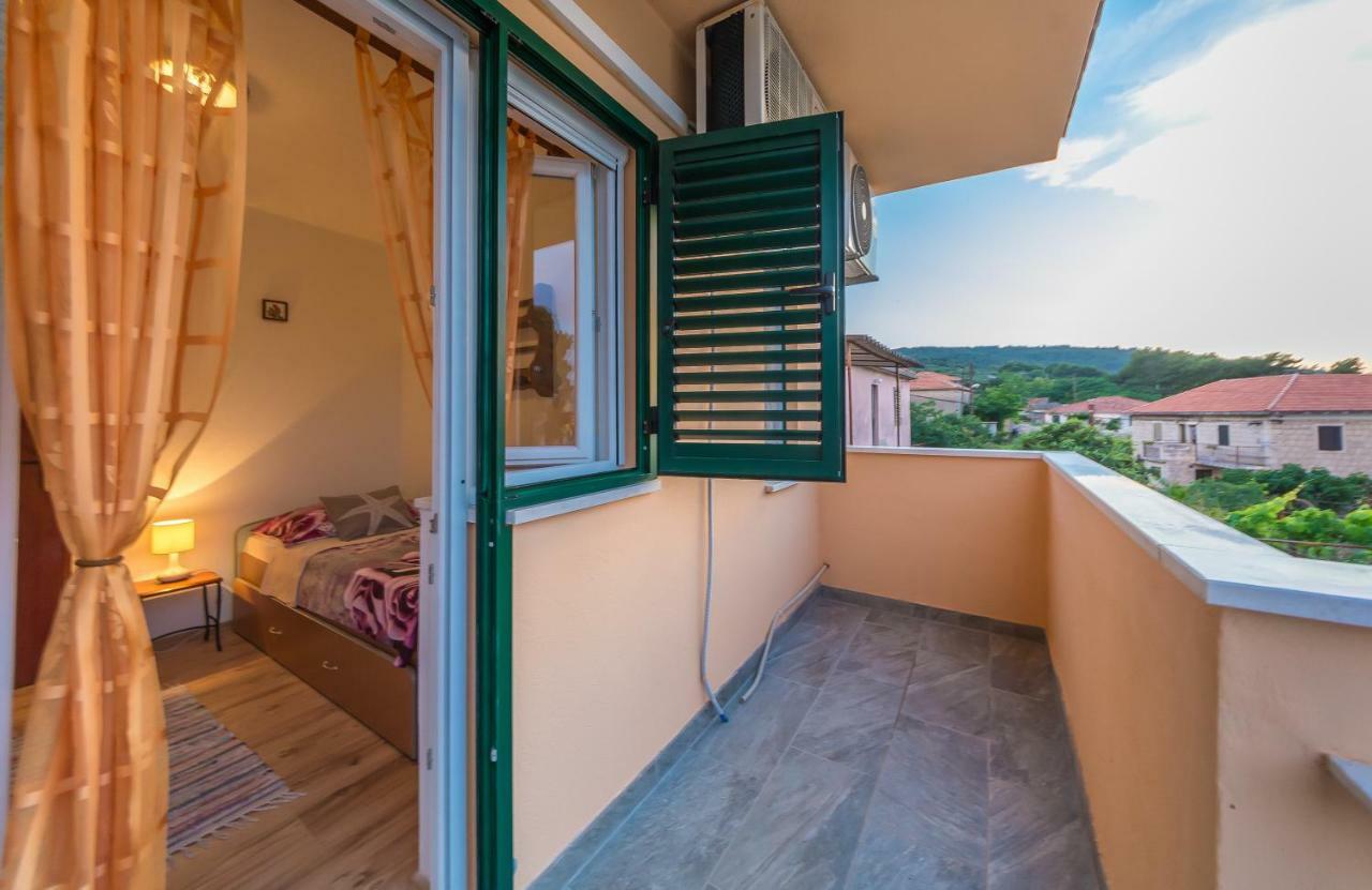 Apartment Leut With Spacious Terrace And Sea View Slatine Luaran gambar